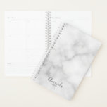 Motif Marbre blanc élégant<br><div class="desc">Planifiez votre journée avec élégance avec ce planificateur Motif Marbre blanc élégant et élégant. Ce planificateur est doté d'un nom personnalisé en style de police de script moderne gris et année en police sans serif moderne sur arrière - plan en marbre blanc.</div>