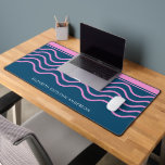 Motif personnalisé Bleu et rose rayures ondulées<br><div class="desc">Ajoutez une touche élégante à votre espace de travail avec ce tapis de bureau personnalisé motif à rayures ondulées bleu et rose. Doté d'un design rayé moderne et dynamique, il offre une surface lisse pour votre clavier et votre souris tout en rehaussant votre bureau avec un look dynamique. Customisez-le avec...</div>