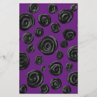 Motif Rose noir sur violet foncé.