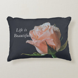 Motif rose sur coussin d'accentuation