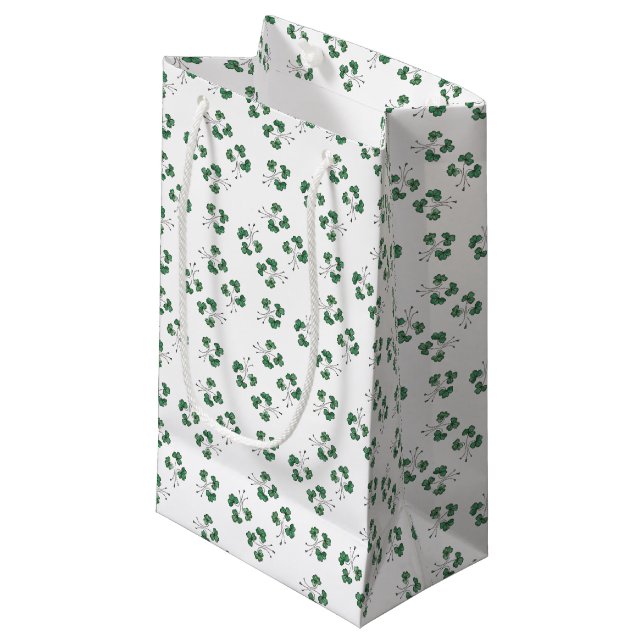 Motif Shamrock vert sur sac cadeau blanc (Devant Angle)