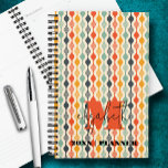 Motif Super monogramme<br><div class="desc">Ce planificateur personnalisé présente votre monogramme et prénom en lettres chic sur un arrière - plan d'un motif rétro de mode aux couleurs super. Idéal pour vous-même ou un grand cadeau pour toute occasion. CORRESPONDANCE d'objets dans notre collection.</div>