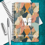 Motif tropical monographique<br><div class="desc">Votre monogramme et prénom en lettrage chic sur un imprimé tropical abstrait en turquoise,  corail,  rose,  bronzé et or est imprimé sur ce planificateur personnalisé. Idéal pour vous-même ou un grand cadeau pour toute occasion.</div>
