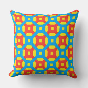 Motifs jaune-bleu-rouge sur le coussin