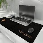 Motivational devis nom personnalisé cuir noir<br><div class="desc">Initiales monogrammes et nom personnalisé luxe chic look de cuir noir et or métallique cuivre (IMPRIMÉ, PAS VRAI CUIR OU METALLIC FOIL) tapis de bureau avec une citation motivante inspirante ou votre texte. Peut être un grand cadeau pour un étudiant, un diplômé ou un chef d'entreprise pour Noël, anniversaire ou...</div>