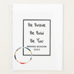 Motivational quote photo blanche 2023<br><div class="desc">Un élégant arrière - plan blanc. Un cadre noir et la citation motivationnelle,  texte : Soyez courageux,  Soyez audacieux,  Soyez vous. Personnalisez et ajoutez votre nom,  année et une photo,  des lettres noires. Ajoutez votre propre photo.</div>