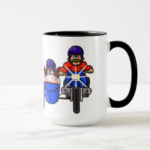 Moto d'homme et de femme avec la tasse de voiture