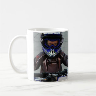 Moto font face à la tasse de café