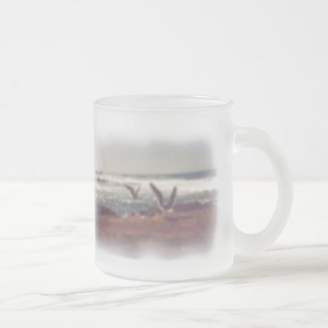 Mouettes sur la côte Mug de verre dépoli (Droit)
