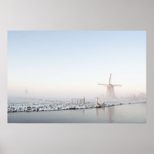 Moulin à vent dans la neige en hiver affiche
