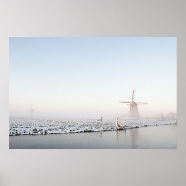 Moulin à vent dans la neige en hiver affiche (Devant)