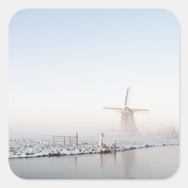 Moulin à vent dans la neige en hiver autocollant (Devant)