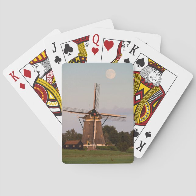 Moulin à vent sous des cartes de jeu de pleine (dos)