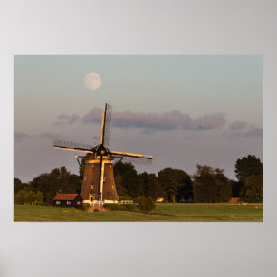 Moulin à vent sous une affiche horizontale pleine 
