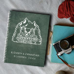Mountain Adventure commence Green Chalkboard Maria<br><div class="desc">Planifiez votre mariage de rêve au milieu de la beauté enchanteresse de la nature avec notre Wedding planner Mountain Adventure Begins Green Chalkboard ! Conçu avec un logo captivant, avec des montagnes majestueuses, des palmiers gracieux et un symbole cardiaque, accompagné d'une citation élégante "So Our Adventure Begins" en typographie blanche,...</div>