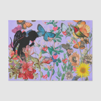 MOUSSELINE ANGEL DE PAPIER EN TISSU DANS UN JARDIN AVEC BOUTE