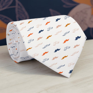 Moustache sur cravate beige