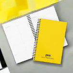 Moutarde jaune simple Monogramme Initiales et nom<br><div class="desc">Simple et contemporain, ce design de planificateur professionnel en gras jaune moutarde avec du texte noir a une typographie moderne décrivant vos initiales monogrammes en face inférieure de type coque sur le devant de la couverture. En dessous de votre monogramme est votre nom dans tous les casquettes dans une taille...</div>
