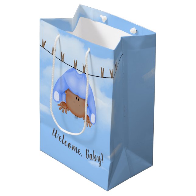 Moyen Baby Boy sur Clothesline Medium Cadeau Sac (Devant Angle)