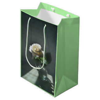 Moyen De rose blanc de symbolisme toujours sac de cadeau