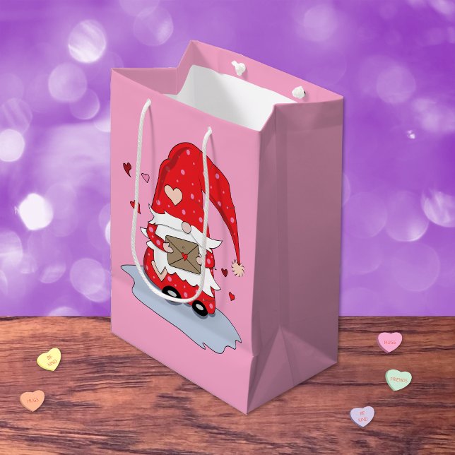 Moyen Gnome rouge mignon avec sac cadeau rose-lettre (Cute red gnome with letter pink gift bag .)