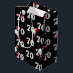 Moyen Happy 70th Birthday Balloons Medium Cadeau Sac<br><div class="desc">70ème anniversaire avec audacieux noir et blanc heureux et numéro 70 texte sur noir avec bouquet de ballon de fête. La couleur arrière - plan noire peut être changée.</div>