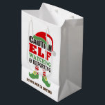 Moyen Joli sac cadeau Noël "Elf Watching"<br><div class="desc">Faites votre emballage facile cette année avec un sac cadeau de vacances "Elf Watching" mignon et coloré. Choisissez parmi plusieurs tailles différentes et assurez-vous de customiser le dos.</div>