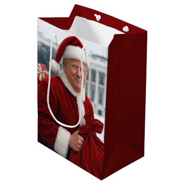 Moyen Le Père Noël Trump Avec Sac Cadeau Rouge (Devant Angle)