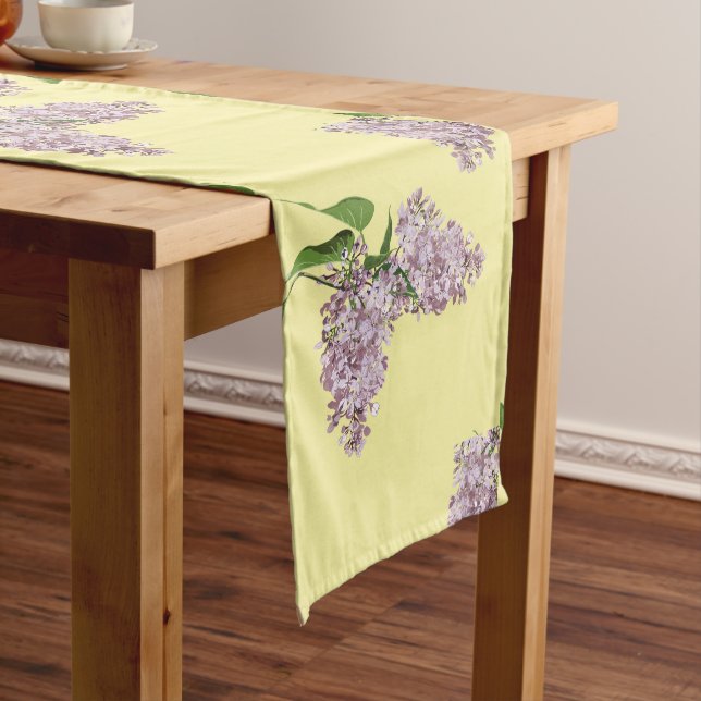 Moyen Lilas romantiques sur chemin de table crème (In Situ)