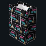 Moyen Neon 70th Birthday Sign On Brick Medium Cadeau sac<br><div class="desc">Panneau de néon brillant avec une étoile sur le mur de la ville en briques foncées pour 70ème anniversaire.</div>