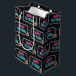 Moyen Neon 70th Birthday Sign On Brick Medium Cadeau sac<br><div class="desc">Panneau de néon brillant avec une étoile sur le mur de la ville en briques foncées pour 70ème anniversaire.</div>