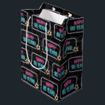 Moyen Neon 90th Birthday Sign On Brick Medium Cadeau sac<br><div class="desc">Panneau de néon brillant avec une étoile sur le mur de la ville en briques foncées pour 90ème anniversaire.</div>