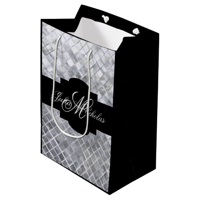 Moyen Noir de monogramme et 25ème sac de cadeau (Devant Angle)