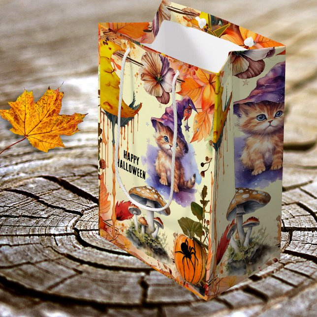 Moyen Sac cadeau Halloween en Aquarelle Whimsical Chat W (Cute gift bag featuring a kitty dressed up as Halloween witch, surrounded by a colorful design)