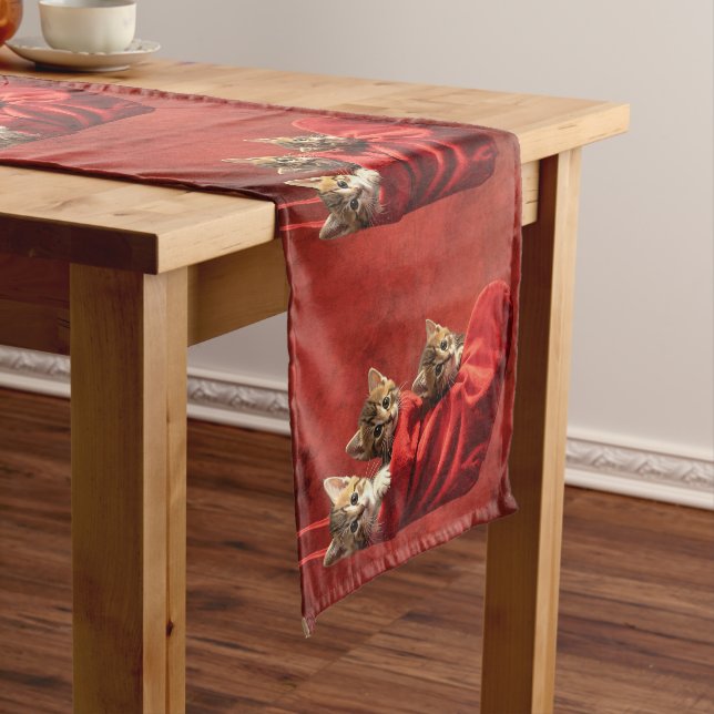 Moyen Trois chatons dans un chemin de table de chaussett (In Situ)