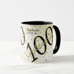 Mug 100 ans Centenaire Anniversaire Noir/Or Texte<br><div class="desc">Personnalisez le nom à l'aide des modèles de texte fournis. Cet élégant graphisme est un design d'anniversaire centenaire noir et or. Le numéro de typographie noir, "100", est bordé d'or, et le texte or, "Centenarian", est bordé de noir. L'arrière - plan sombre est or et blanc, parsemé de confettis. Si...</div>