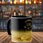 Mug 100e anniversaire noir or nom élégant arc<br><div class="desc">Élégant, classique, glamour et féminin. Un arc et un ruban de couleur dorée avec parties scintillant dorée et étincelante, un peu de bling et de luxe pour un cadeau ou un souvenir du 100e anniversaire. Arrière - plan noir. Modèle pour son nom, 100 ans et date de naissance. Texte courbé...</div>
