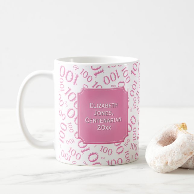 Mug 100th Centenarian rose de motif de nombre (Avec donut)