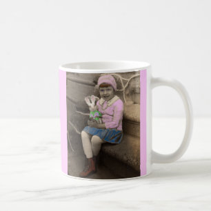 Mug 1920s mignonne petite fille avec poupée lapin Happ