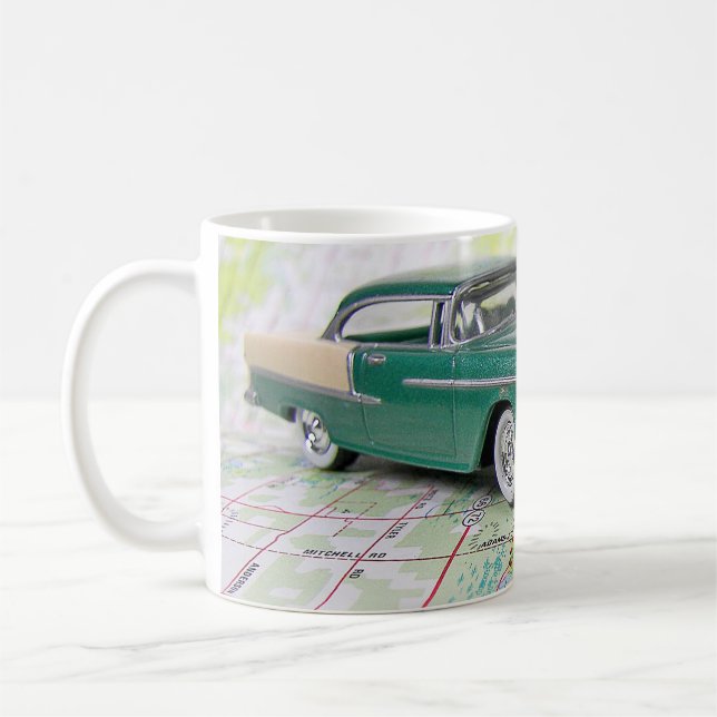 Mug 1955 : Une voiture sur une carte routière (Gauche)