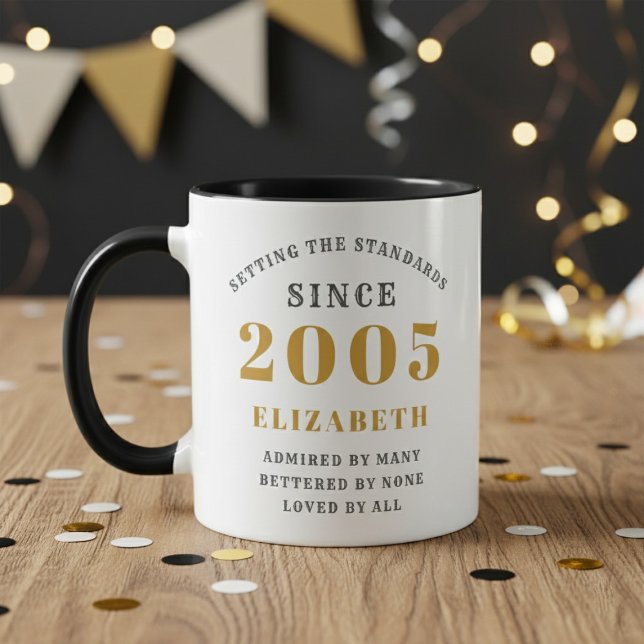 Mug 21e anniversaire 2005 Ajouter un nom Élégant (Born 2005 birthday gift mug. Wood table, out of focus background.)