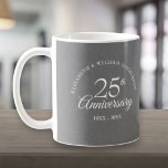 Mug 25e anniversaire du Mariage de la poussière d'arge<br><div class="desc">Conçu pour coordonner avec notre collection Silver Stardust 25th Anniversary. Doté d'une poussière d'étoile argentée délicate. Personnalisez avec vos informations spéciales du vingt-cinquième anniversaire d'argent en lettres d'argent chic. Conçu par Thisisnotme©</div>