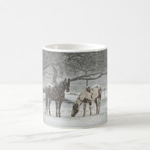 Mug 2 Chevaux neigeux debout sous un arbre en hiver