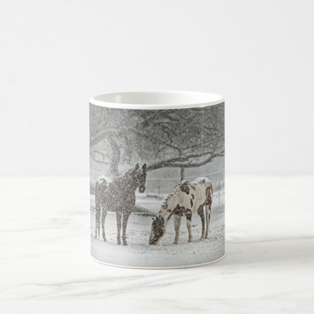 Mug 2 Chevaux neigeux debout sous un arbre en hiver (Centre)
