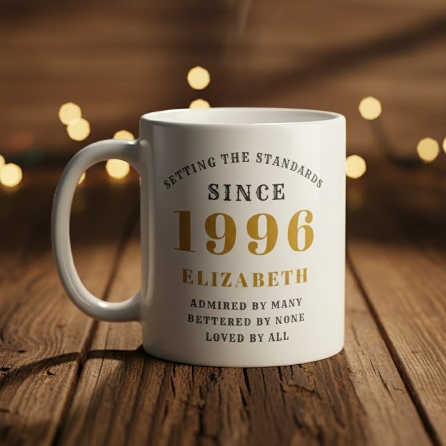 Mug 30e anniversaire personnalisé 1996 Ajouter un nom  (Born 1996 birthday gift mug on a woof floor. Blurred background.)