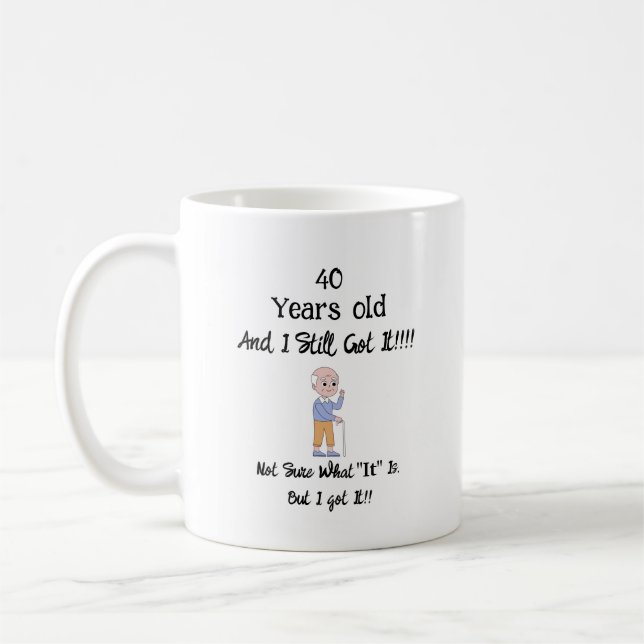 Mug 40 Ans et il l'a toujours eu T-shirt (Gauche)
