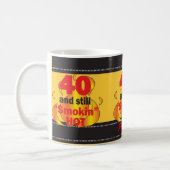 Mug 40 et toujours anniversaire chaud de Smokin | (Gauche)