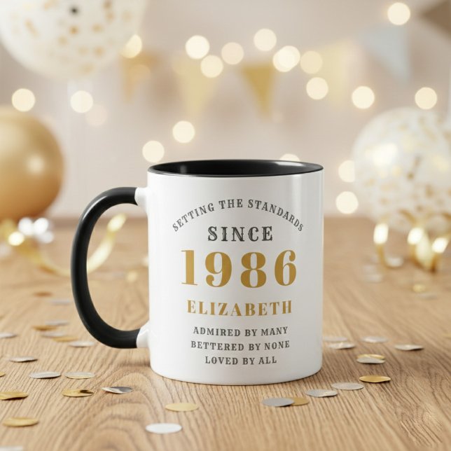 Mug 40e anniversaire 1986 Ajouter un nom Élégant (Born 1986 birthday gift mug. Wood table out of focus background.)