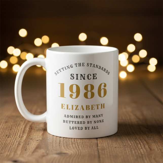 Mug 40e anniversaire personnalisé 1986 Ajouter un nom  (Born 1986 birthday mug. Out of focus wood and lights background.)