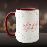 Mug 40ème anniversaire du Mariage Ruby Stardust Confet<br><div class="desc">Magnifiquement personnalisé avec vos noms et dates sur une délicate 40 (ou initiale monogramme) sur un délicat arrière - plan de confetti de poussière d'étoile de rubis. Conçu par Thisisnotme©</div>